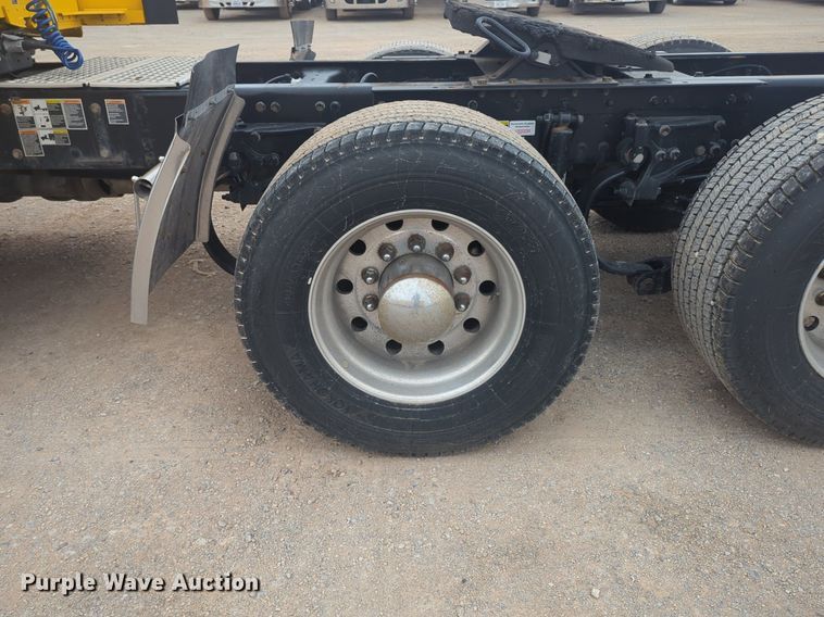 image for item NG9835 2019 Kenworth T680 semi truck