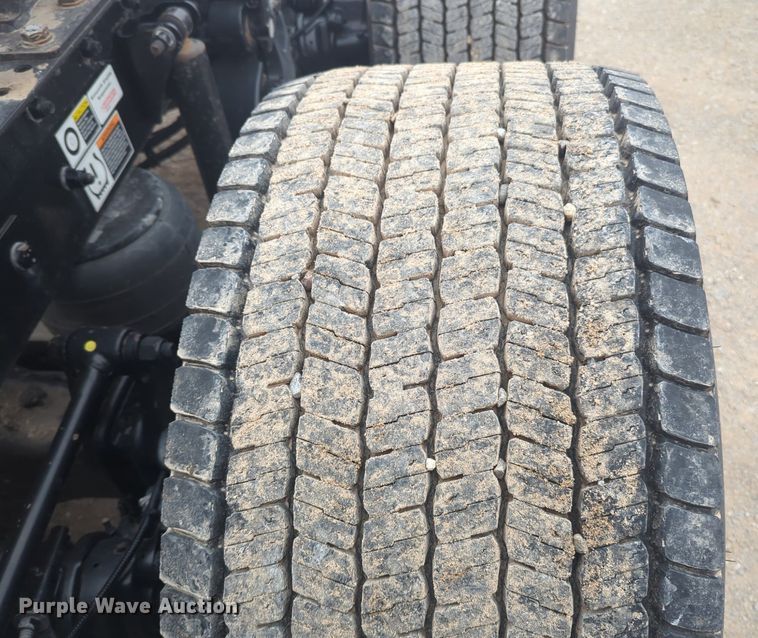 image for item NG9835 2019 Kenworth T680 semi truck