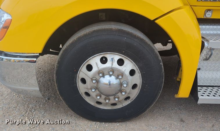 image for item NG9835 2019 Kenworth T680 semi truck