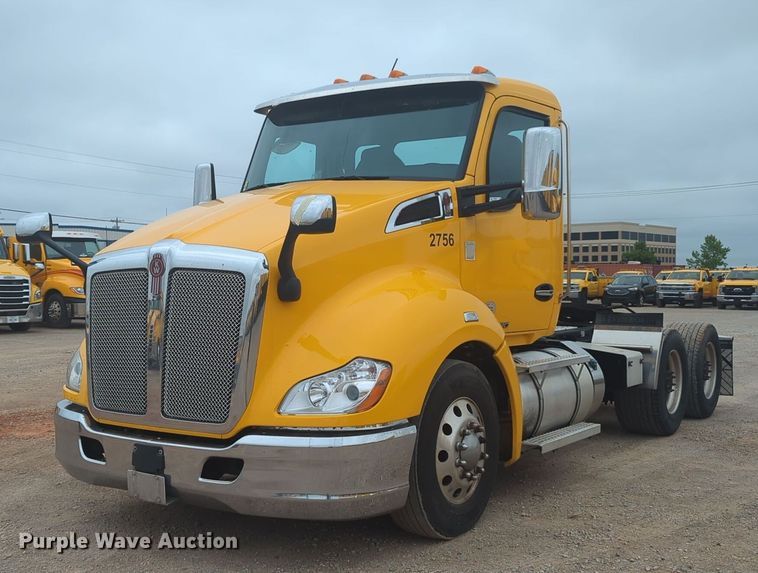 image for item NG9836 2020 Kenworth T680 semi truck