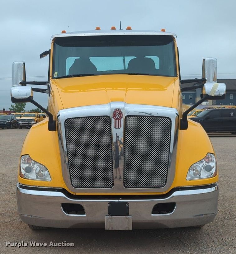image for item NG9836 2020 Kenworth T680 semi truck