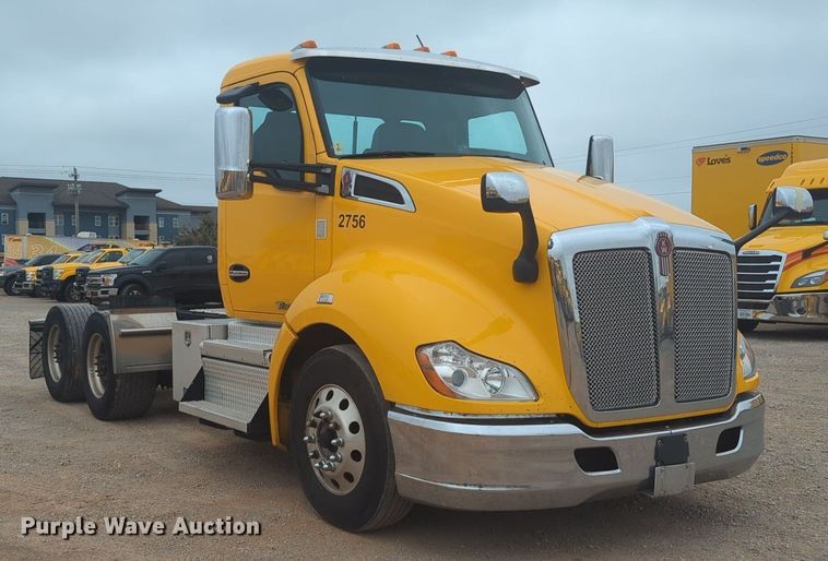 image for item NG9836 2020 Kenworth T680 semi truck