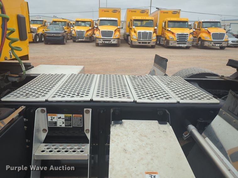 image for item NG9836 2020 Kenworth T680 semi truck