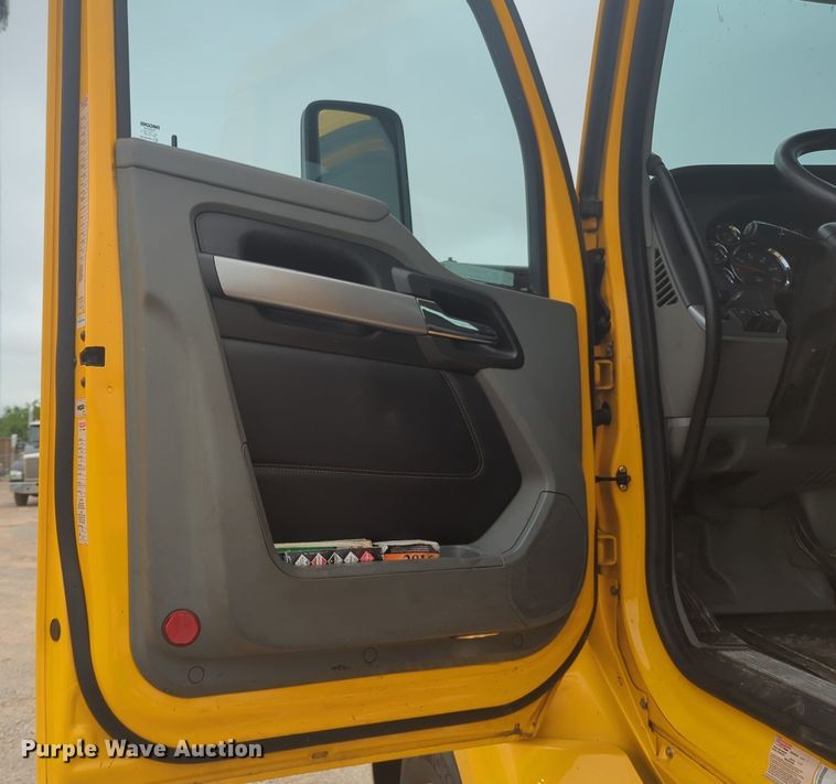 image for item NG9836 2020 Kenworth T680 semi truck