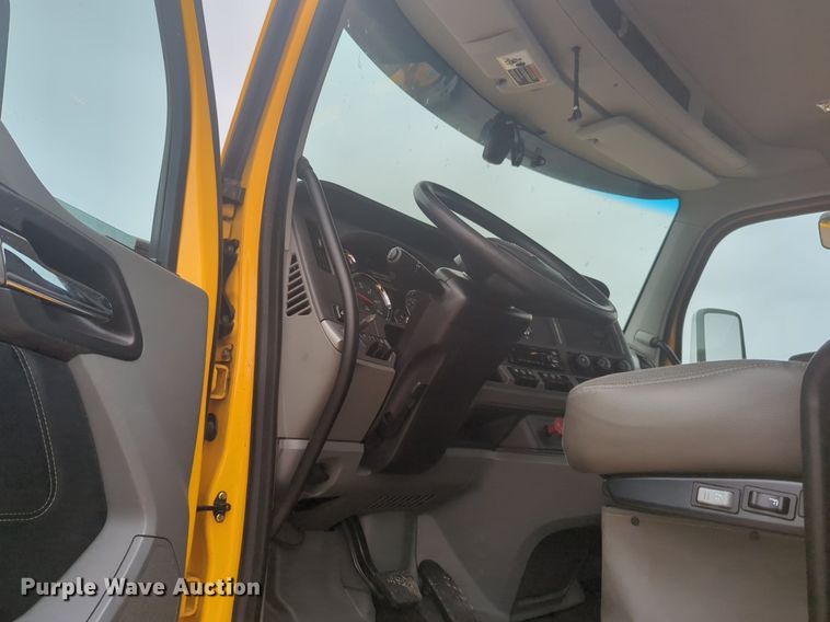 image for item NG9836 2020 Kenworth T680 semi truck