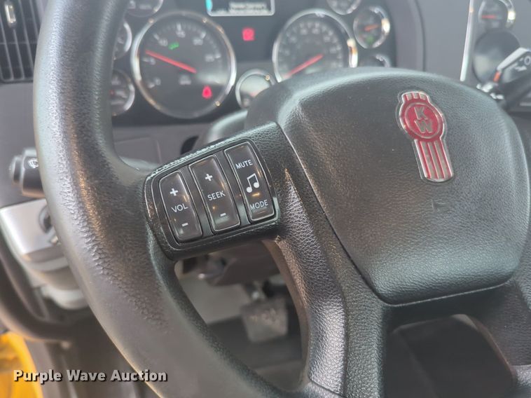 image for item NG9836 2020 Kenworth T680 semi truck