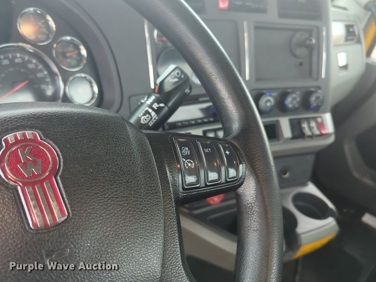 image for item NG9836 2020 Kenworth T680 semi truck