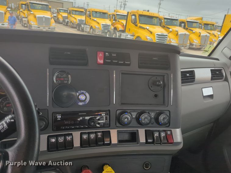image for item NG9836 2020 Kenworth T680 semi truck