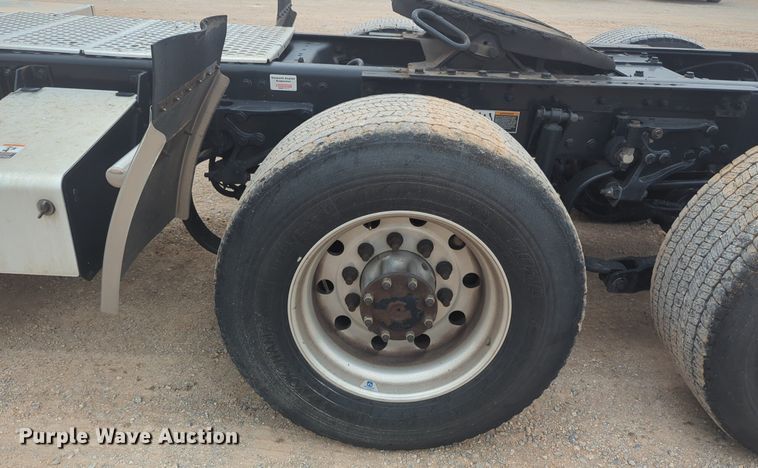 image for item NG9836 2020 Kenworth T680 semi truck