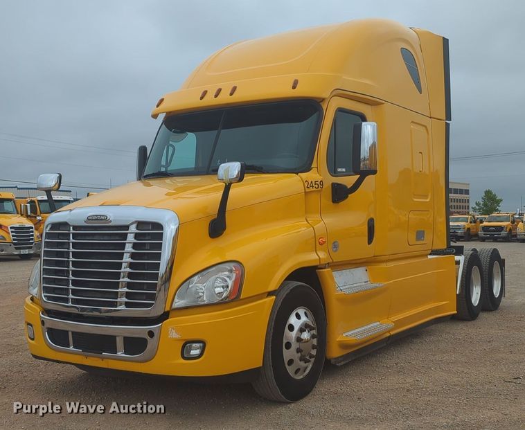 image for item NG9838 2018 Freightliner Cascadia semi truck