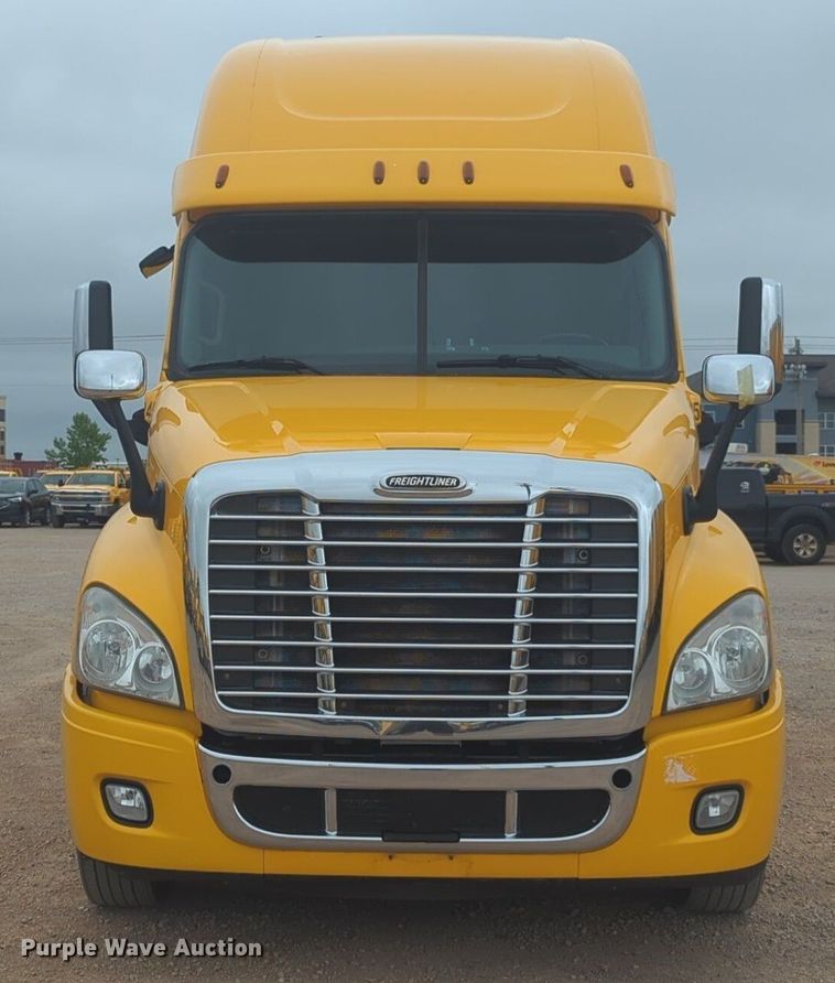 image for item NG9838 2018 Freightliner Cascadia semi truck