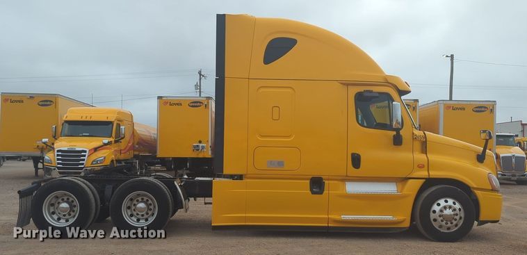 image for item NG9838 2018 Freightliner Cascadia semi truck