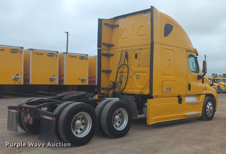 image for item NG9838 2018 Freightliner Cascadia semi truck