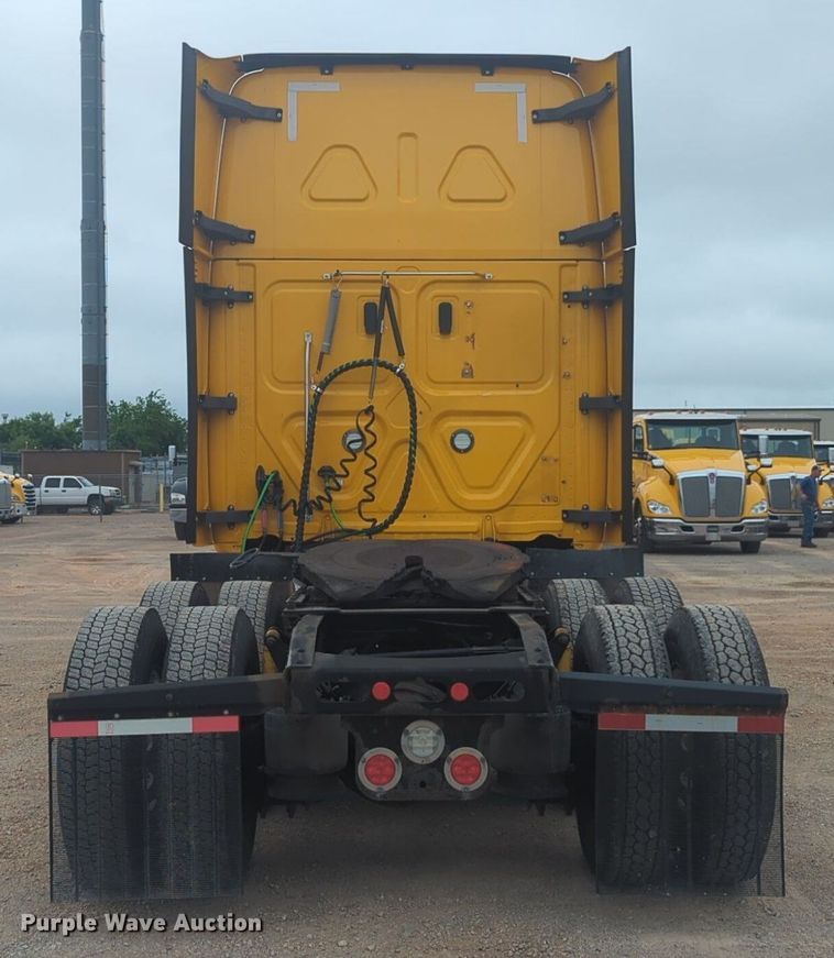 image for item NG9838 2018 Freightliner Cascadia semi truck