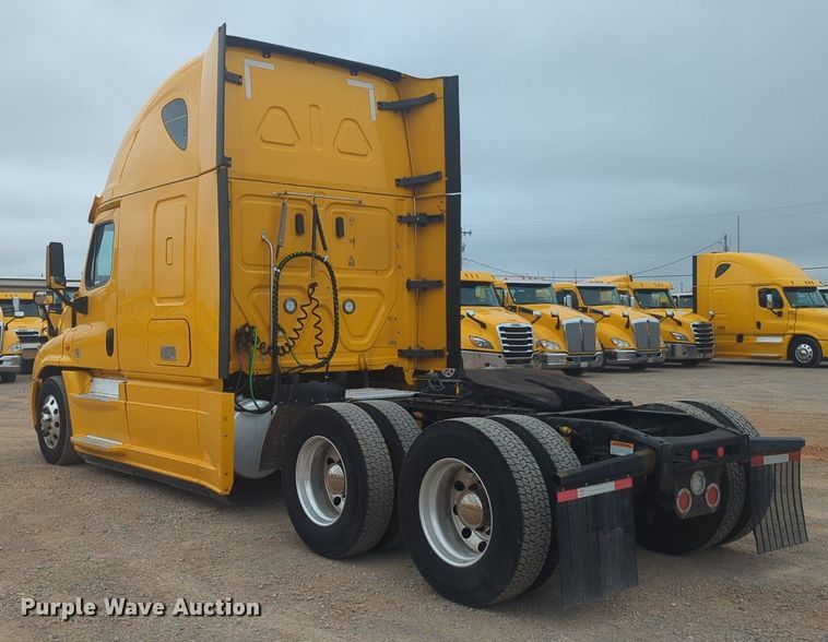 image for item NG9838 2018 Freightliner Cascadia semi truck