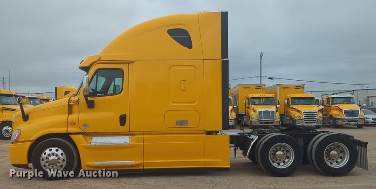 image for item NG9838 2018 Freightliner Cascadia semi truck