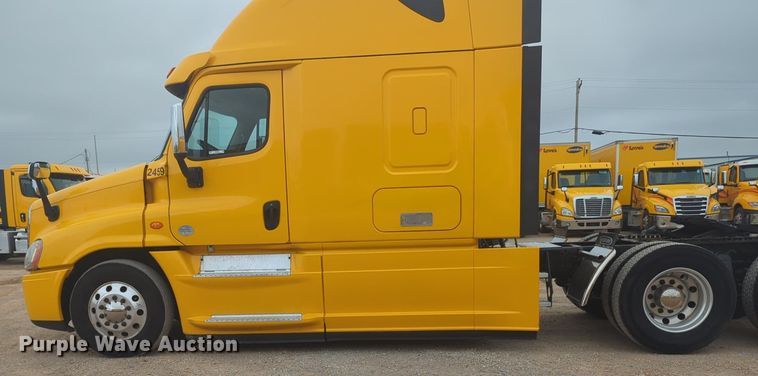 image for item NG9838 2018 Freightliner Cascadia semi truck