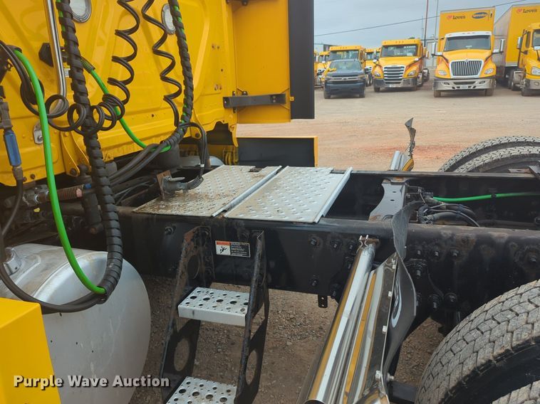 image for item NG9838 2018 Freightliner Cascadia semi truck