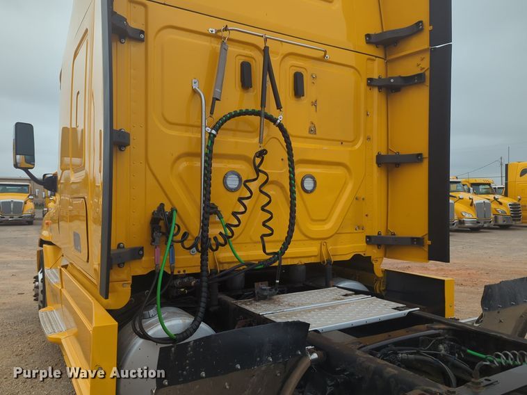 image for item NG9838 2018 Freightliner Cascadia semi truck