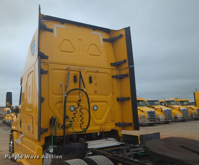 image for item NG9838 2018 Freightliner Cascadia semi truck