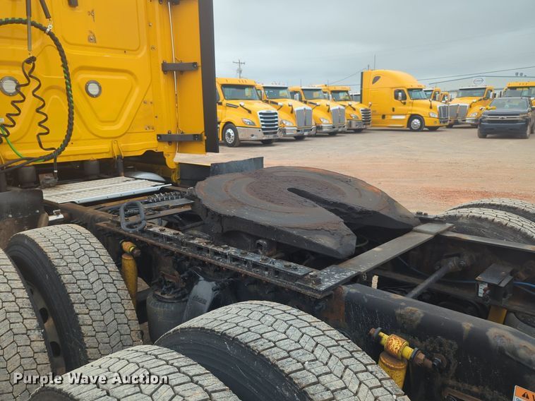 image for item NG9838 2018 Freightliner Cascadia semi truck