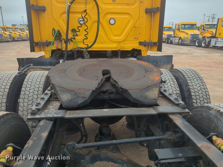 image for item NG9838 2018 Freightliner Cascadia semi truck