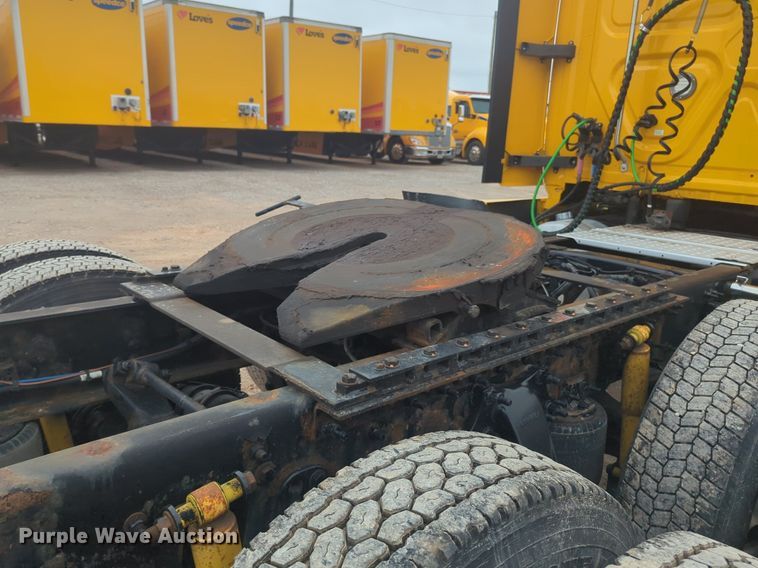 image for item NG9838 2018 Freightliner Cascadia semi truck