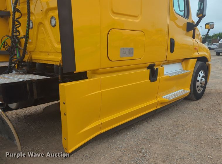 image for item NG9838 2018 Freightliner Cascadia semi truck