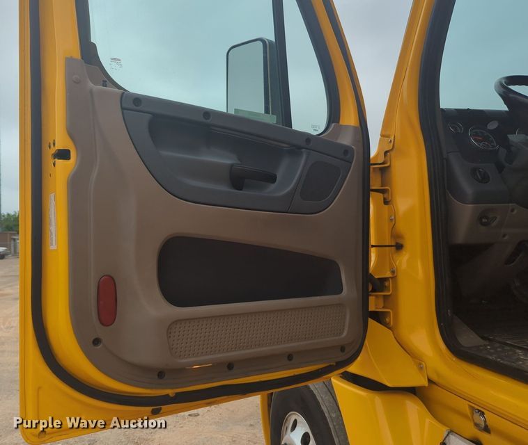 image for item NG9838 2018 Freightliner Cascadia semi truck