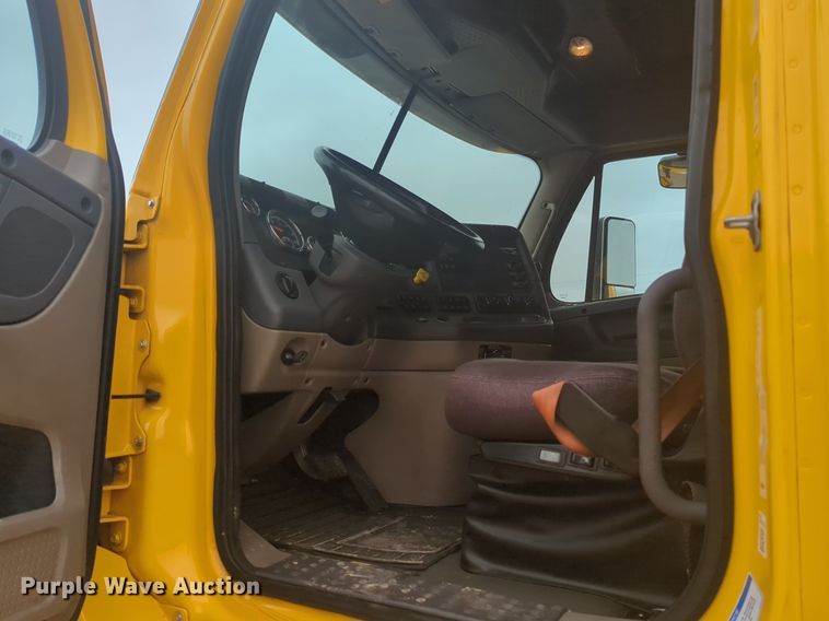 image for item NG9838 2018 Freightliner Cascadia semi truck