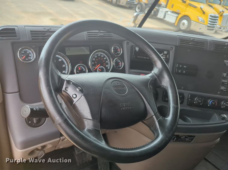 image for item NG9838 2018 Freightliner Cascadia semi truck