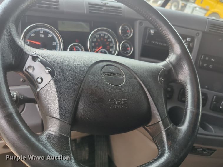 image for item NG9838 2018 Freightliner Cascadia semi truck