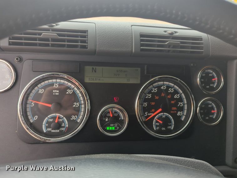 image for item NG9838 2018 Freightliner Cascadia semi truck