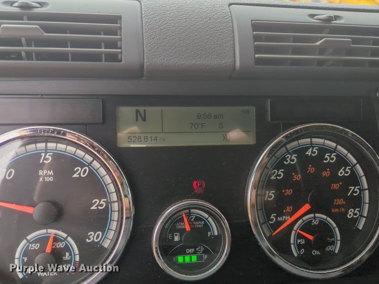 image for item NG9838 2018 Freightliner Cascadia semi truck