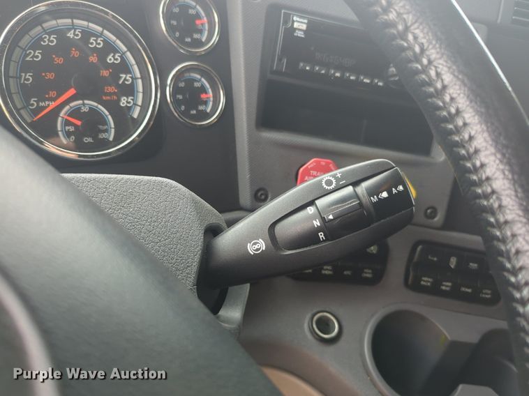 image for item NG9838 2018 Freightliner Cascadia semi truck