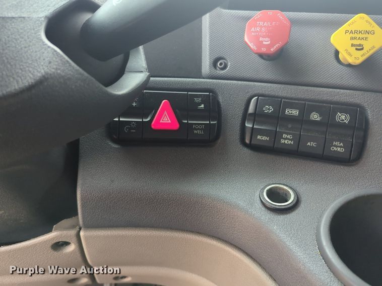 image for item NG9838 2018 Freightliner Cascadia semi truck