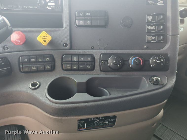 image for item NG9838 2018 Freightliner Cascadia semi truck