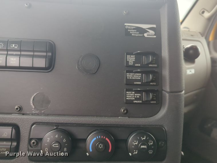 image for item NG9838 2018 Freightliner Cascadia semi truck