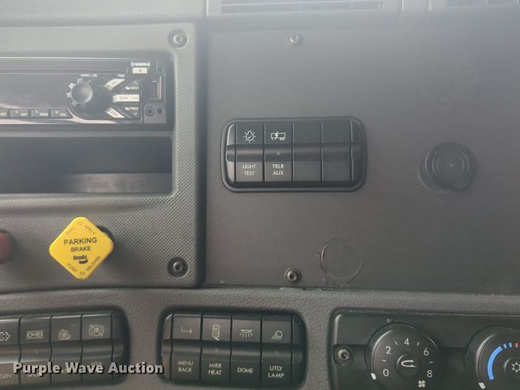 image for item NG9838 2018 Freightliner Cascadia semi truck