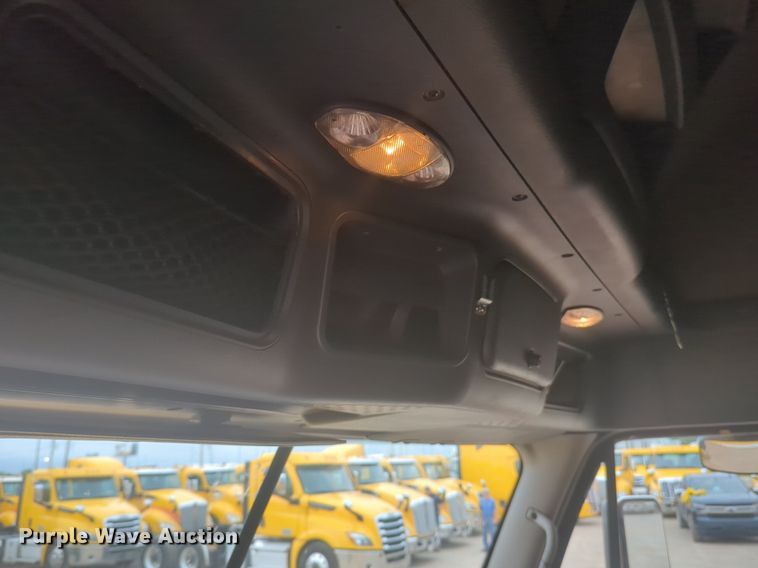 image for item NG9838 2018 Freightliner Cascadia semi truck