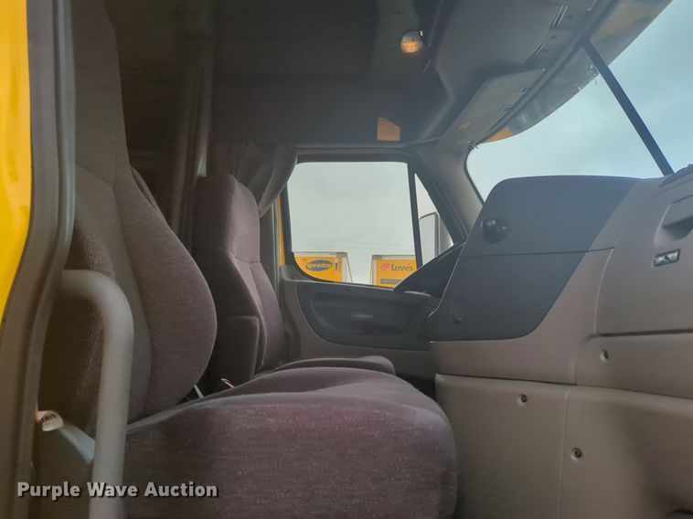 image for item NG9838 2018 Freightliner Cascadia semi truck