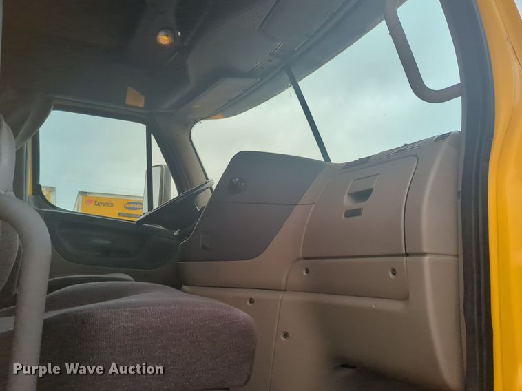 image for item NG9838 2018 Freightliner Cascadia semi truck