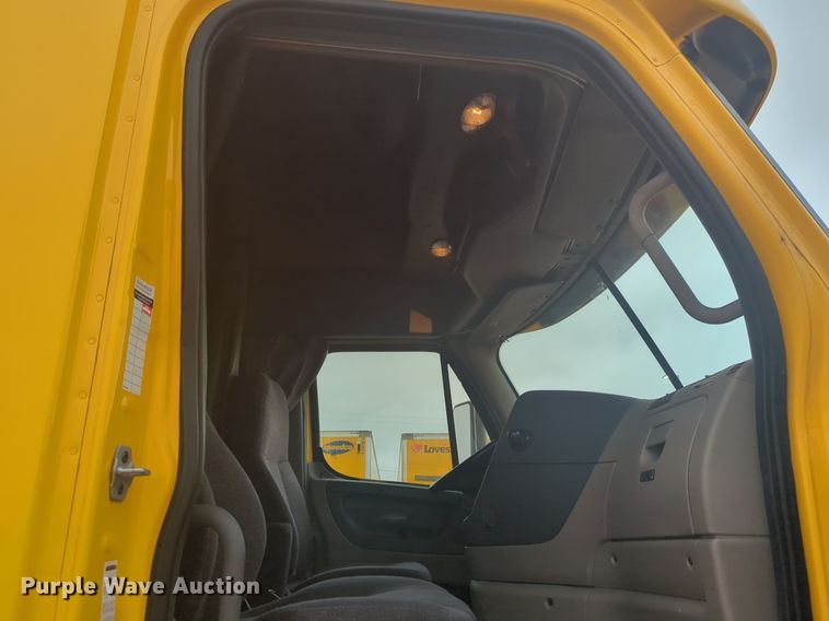 image for item NG9838 2018 Freightliner Cascadia semi truck