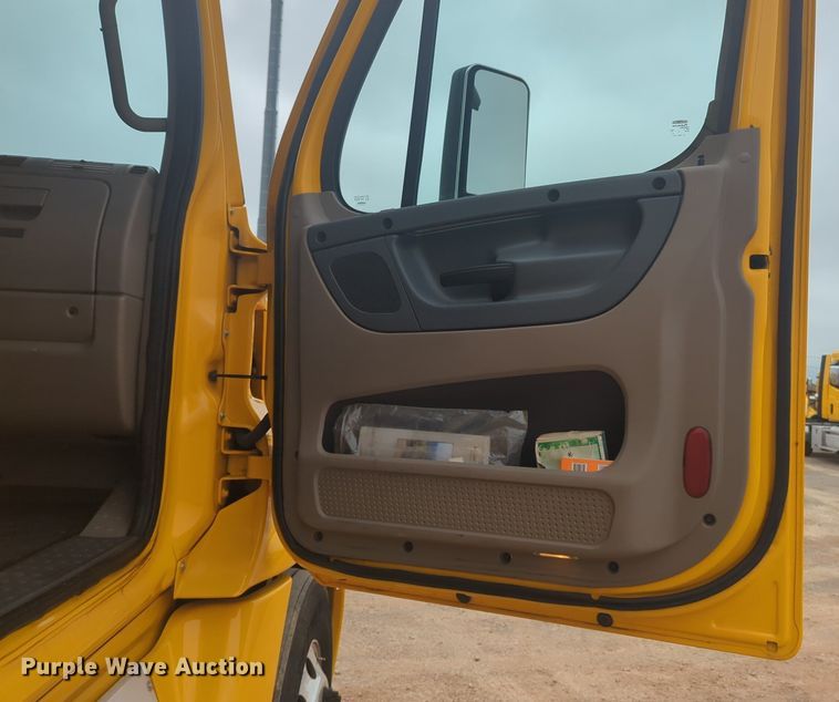 image for item NG9838 2018 Freightliner Cascadia semi truck