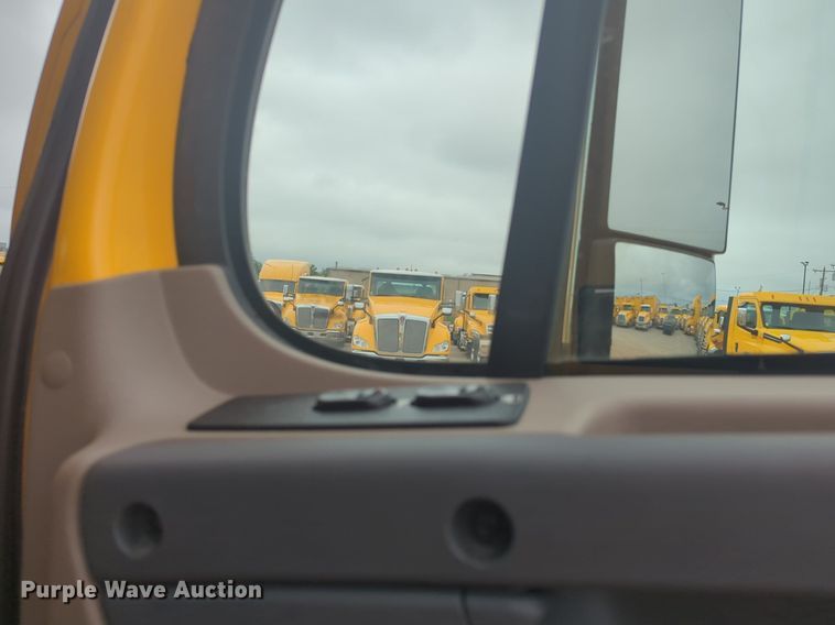 image for item NG9838 2018 Freightliner Cascadia semi truck