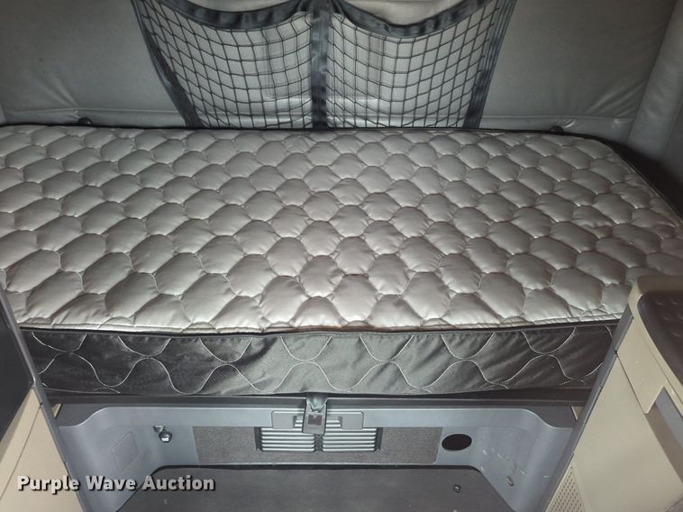 image for item NG9838 2018 Freightliner Cascadia semi truck