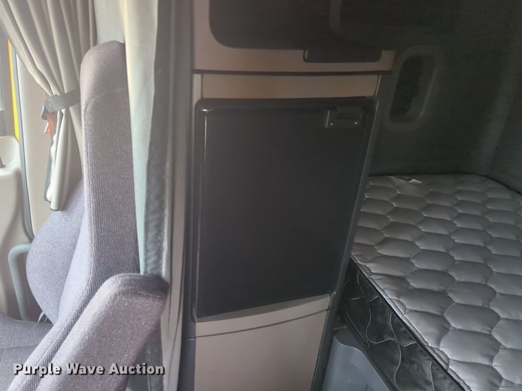 image for item NG9838 2018 Freightliner Cascadia semi truck