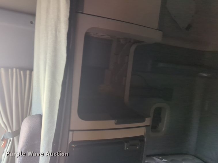 image for item NG9838 2018 Freightliner Cascadia semi truck