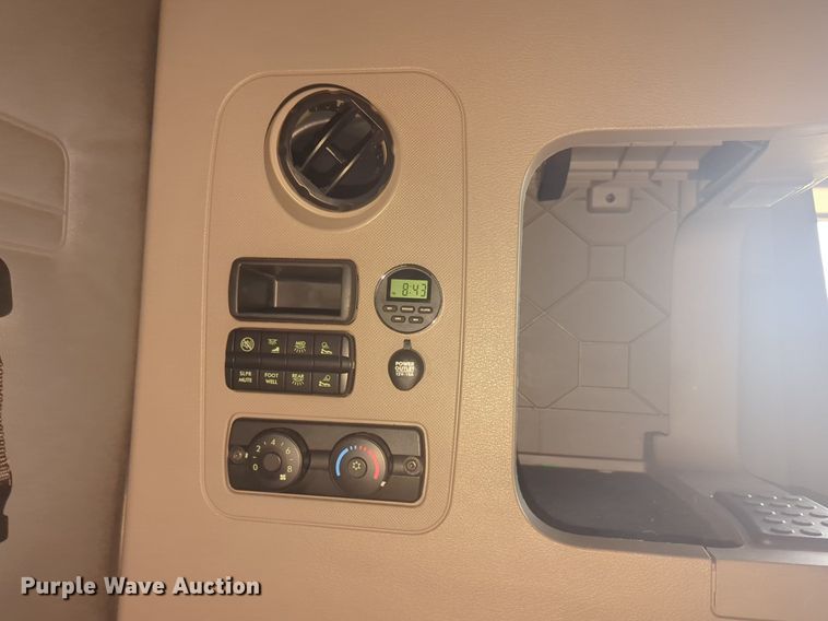 image for item NG9838 2018 Freightliner Cascadia semi truck