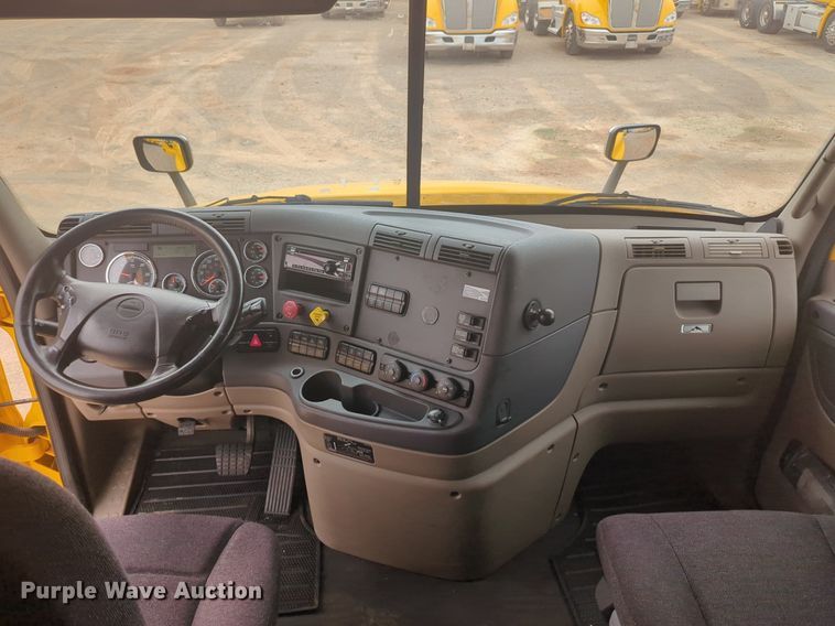 image for item NG9838 2018 Freightliner Cascadia semi truck